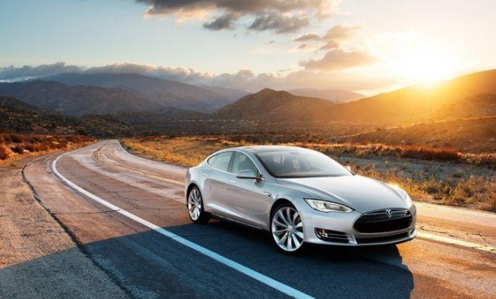 特斯拉監(jiān)控車里的一切是真的嗎？特斯拉車內(nèi)攝像頭在哪里？